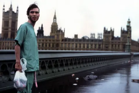 Alamy Cillian Murphy's Jim wandering a deserted London against the backdrop of Parliament in 2002's 28 Days Later
