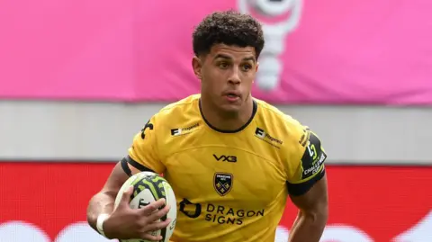 Rio Dyer runs with the ball for Dragons against Stade Francais