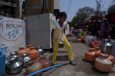 Searching for water in drought-hit Latur - BBC News