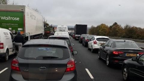 M40 crash: Caravan travels wrong way on motorway - BBC News