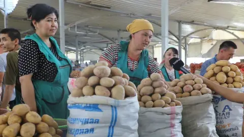 Togri.uz/YouTube Market traders, Tashkent, Uzbekistan