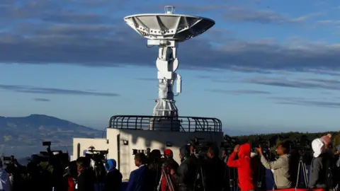 Getty Images Piringan radio mengarah ke atas di pusat luar angkasa Ethiopia dekat Addis Ababa.  Ethiopia pada hari Jumat berhasil meluncurkan satelit observatorium bumi ETRSS-1 pertama yang dirancang untuk mengumpulkan dan meneruskan data yang diperlukan untuk memodernisasi pertanian dan mengurangi kekeringan,