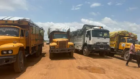 IOM / REUTERS Truk bantuan dengan bahan bantuan untuk wilayah Darfur, Sudan, di lokasi yang ditetapkan sebagai perbatasan Chad dan Sudan.