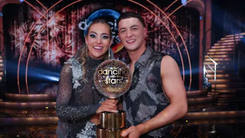 Kyran O'Brien/Rté Gymnast Rhys McClenaghan en zijn danspartner Laura Nolan glimlachen voor de camera's terwijl ze een trofee houden voor het winnen van RTé's Dancing with the Starts