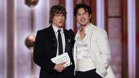Getty Images Connor Storrie e Hudson Williams indossano abiti durante la presentazione all'83esimo Golden Globes tenutosi al Beverly Hilton l'11 gennaio 2026 a Beverly Hills, California.