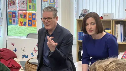 Simon Dedman Sir Keir Starmer and Bridget Phillipson with a year six music class