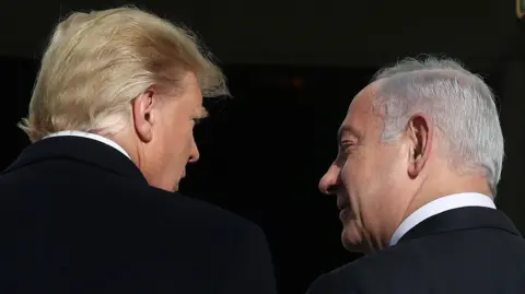 Getty images Trump está no lado esquerdo da câmera, de costas, olhando para Netanyahu à direita, que está atrás das lentes atrás dele, olhando para a esquerda de Trump. Ambos os homens usam terno escuro e camisa branca