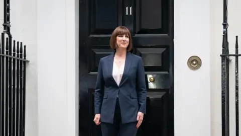 Rachel Reeves está deixando Downing Street após ser nomeada primeira chanceler por Sir Keir Starmer