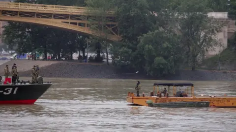 Getty Images Hungarian authorities search for remains from a tourist boat that capsized on the Danube