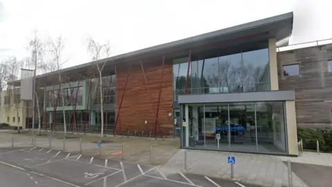 Google Maps Leatherhead leisure centre