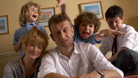 Produksi Hat Trick Kanan ke kiri: Ramona Marquez, Claire Skinner, Hugh Dennis, dan Daniel Roche dan Tyger Drew-Honey