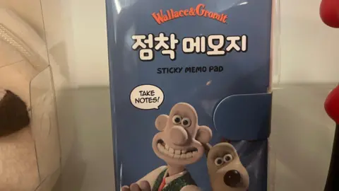 A sticky memo pad with Wallace and Gromit on the front. Wallace & Gromit is written in English and South Korean.