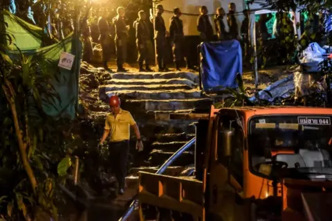 Getty Images A group of rescuers lines up to enter the Tham Luang Nang Non cave on 5 July 2018