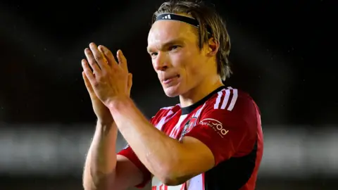 Ilmari Niskanen claps supporters