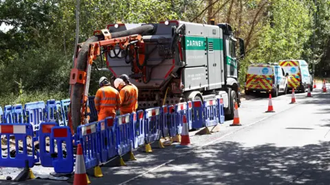 Unos obreros reparaban las tuberías el lunes en una carretera cercana.