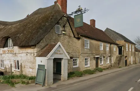 Google Maps A 16th century coaching in with thatched roof
