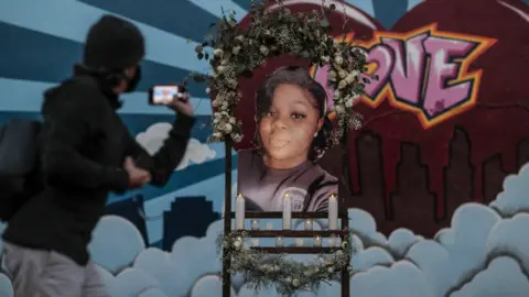 Getty Images People protest the Kentucky grand jury decision in the case of Breonna Taylors death by Louisville police