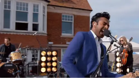 Yesterday/Working Title Films/Danny Boyle Himesh Patel singing in Yesterday