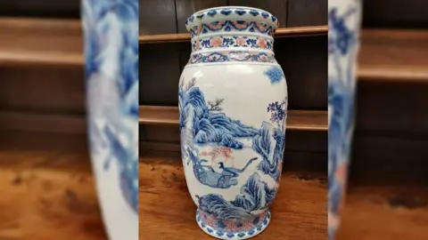 Hansons Auctioneers Rare Chinese vase