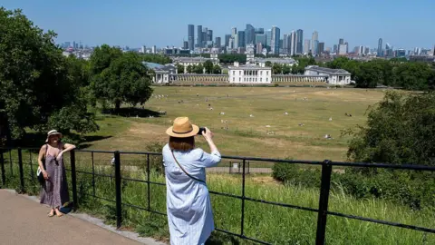 00650080-5860-11f1-9a33-c313bd26e03f.jpg In pictures: Hottest May day recorded in the UK