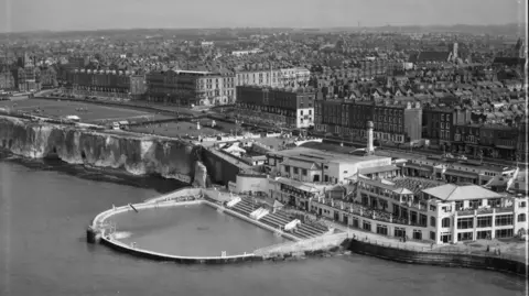 Getty Images A black and white photo, featuring an aerial view of the Cliftonville Lido complex on Margate seafront.