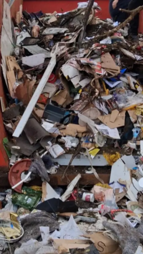 A pile of rubbish in the skip.