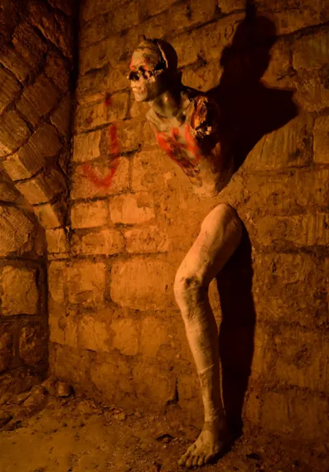 © Laura Brown Paris catacombs