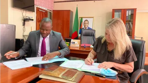 Jersey Overseas Aid His Excellency Makozo Chikote, Zambia’s Minister of Fisheries and Livestock with Jersey’s Minister for International Development, Deputy Carolyn Labey, signing the memorandum of understanding.