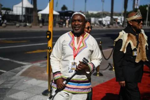 Rodger Bosch / AFP Politisi Afrika Selatan dan Pemimpin Tradisional Pondo Mwelo Nonkonyana (L), yang sekarang melayani di Kongres Pemimpin Tradisional Afrika Selatan di Eastern Cape