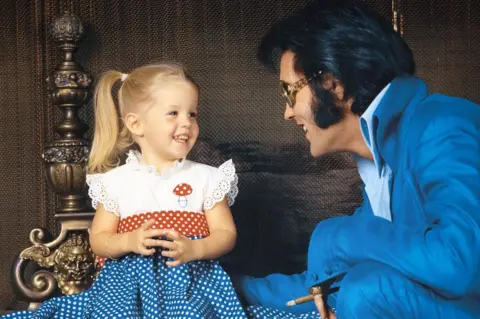 EPE, Inc Lisa Marie dan Elvis difoto oleh Frank Carroll di rumah keluarga di Hillcrest di LA November 1970