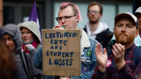 Dosen Getty Images dan staf lainnya menghadiri rapat umum di Glasgow selama aksi mogok di lima universitas Skotlandia pada bulan September 2023