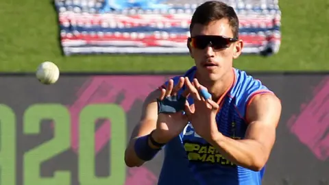 Duan Jansen catches a ball