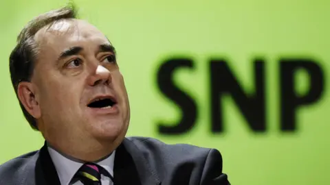 PA Media Alex Salmond berbicara pada tahun 2007 di depan logo SNP