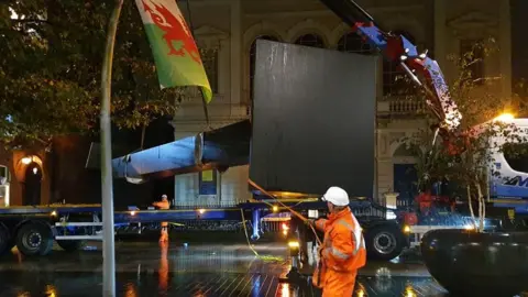 Chapter Garth Evans 'hammer' being lifted into place in Cardiff
