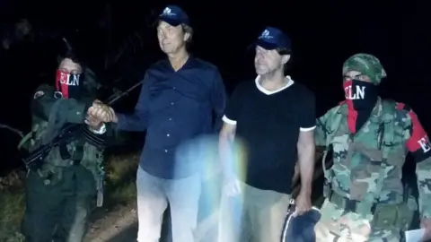 Defensoría del Pueblo de Colombia The freed Dutch journalists flanked by ELN fighters