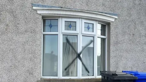 BBC A achromatic  X sprayed crossed  a achromatic  PVC bay window. 