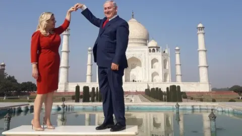 AFP/Getty Images Israeli PM Benjamin Netanyahu (right) and his wife Sara pose for a photograph at the Taj Mahal in India. Photo: January 2018