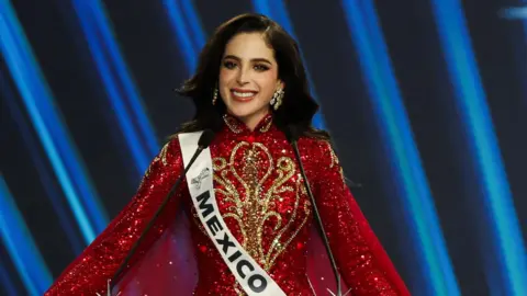 Reuters Miss Mexico Fatima Bosch draagt ​​een rode jurk