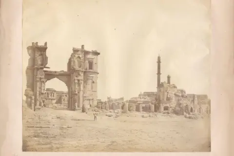 dag Felice Beato 
The Clock Tower opposite the Baillie Guard or 
Residency 
(Ruined British Residency, Lucknow)
Silver albumen print from glass negative 
mounted on paper, 1858