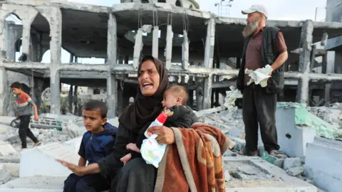 Los palestinos de Reuters reaccionan en el sitio de una huelga israelí en una mezquita en Deir al-Balah, Central Gaza (2 de junio de 2025)