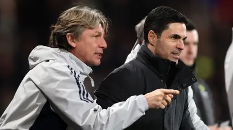 Mikel Arteta and Gabriel Heinze on the touchline