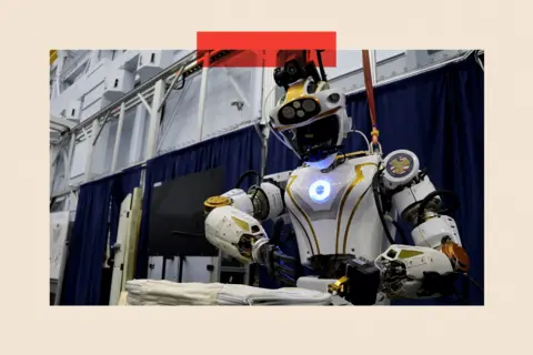 Reuters Robot humanoid NASA, Valkyrie, membuka tas 