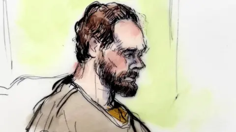 Reuters Szkic sądowy Ryana Weddinga, przedstawiający go z profilu z brodą i brązowo-pomarańczowym strojem więziennym 