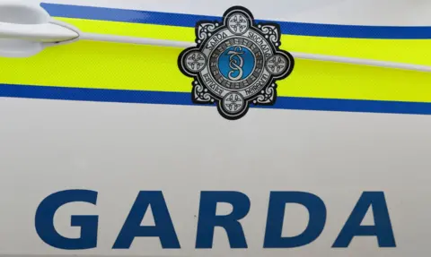 Shows a Garda logo