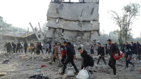 Reuters Displaced Palestinians start returning to their homes in the northern Gaza Strip (19 January 2025)