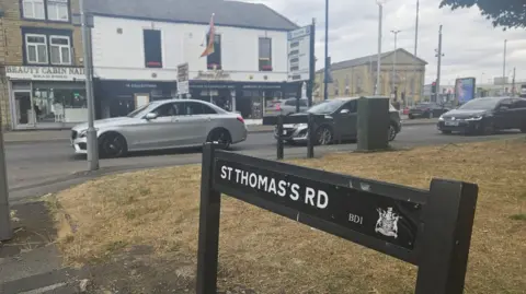 Aisha Iqbal/BBC A general view of a busy main road and junction with lots of passing traffic. Signs indicate it is near or in the city centre. A road sign in the foreground of the picture says St Thomas's Road.