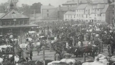 Oxford Bus Museum A black and white photo of a cattle market before it was turned into the bus station in 1935.