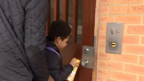 BBC Spraying door handle