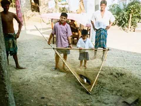 Qasa and his brother return from fishing