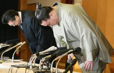 AFP/Getty Images Mongolian grand champion, Harumafuji and his stable master Isegahama bow during a press conference to announce Harumafuji"s retirement on 29 November, 2017